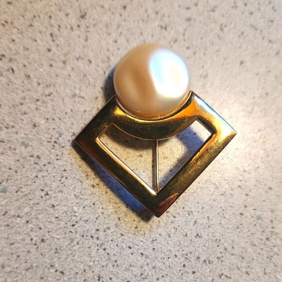Elegant Gold and Cream Brooch By Trifari - Picture 1 of 2